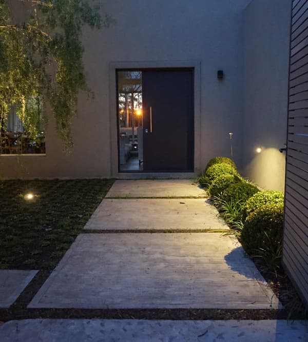 Casa en Benavidez - Iluminación exterior especializada